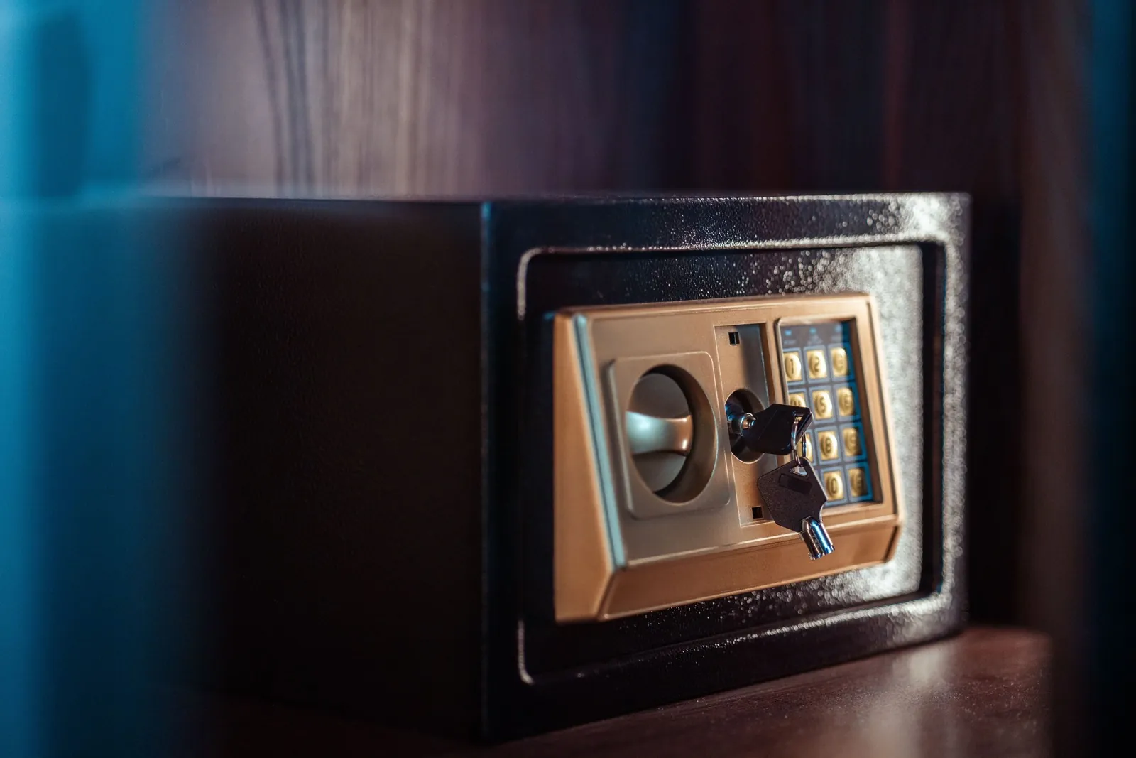 Small electronic home safe with a keypad and key